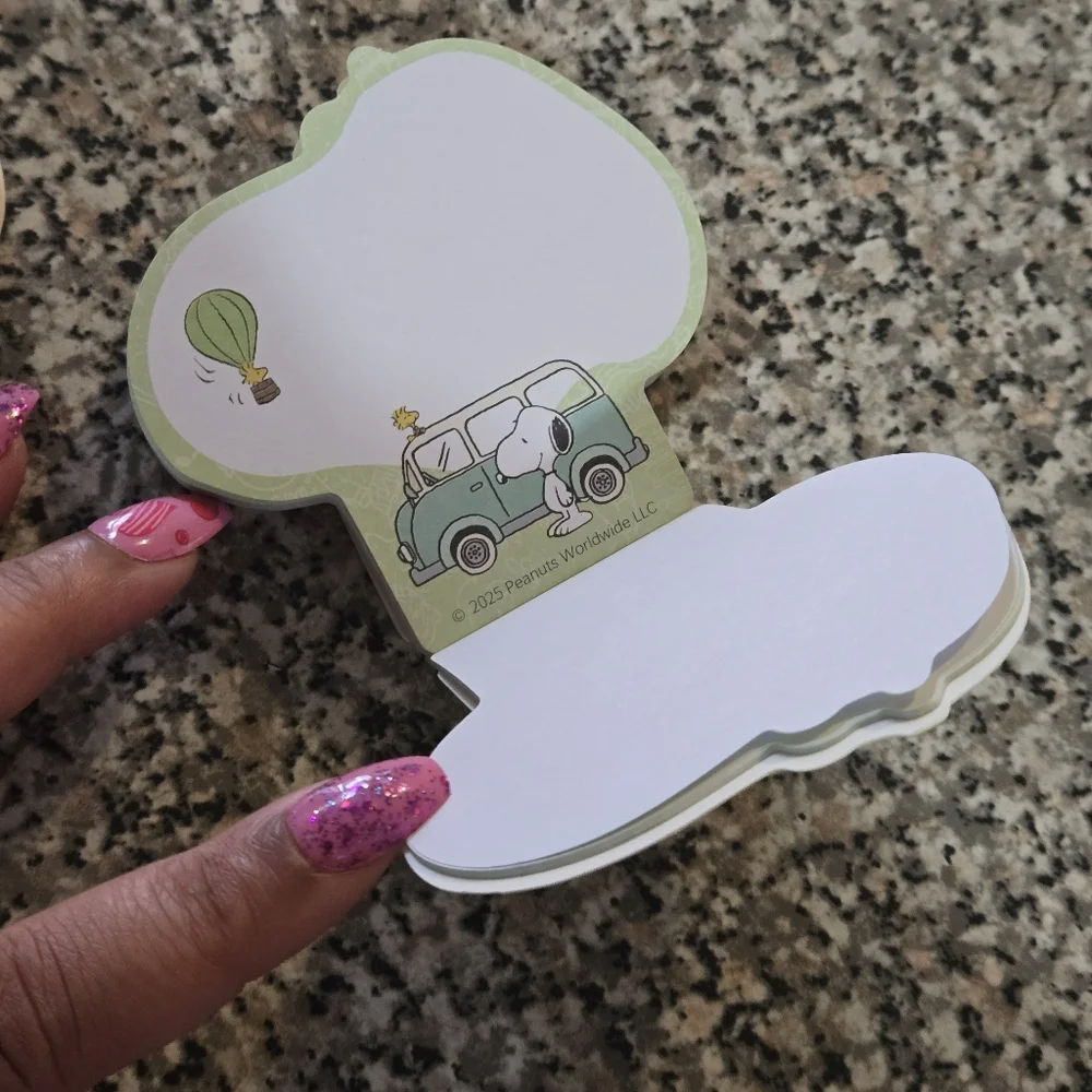 Peanuts: Snoopy Notepad Yellow Or Green